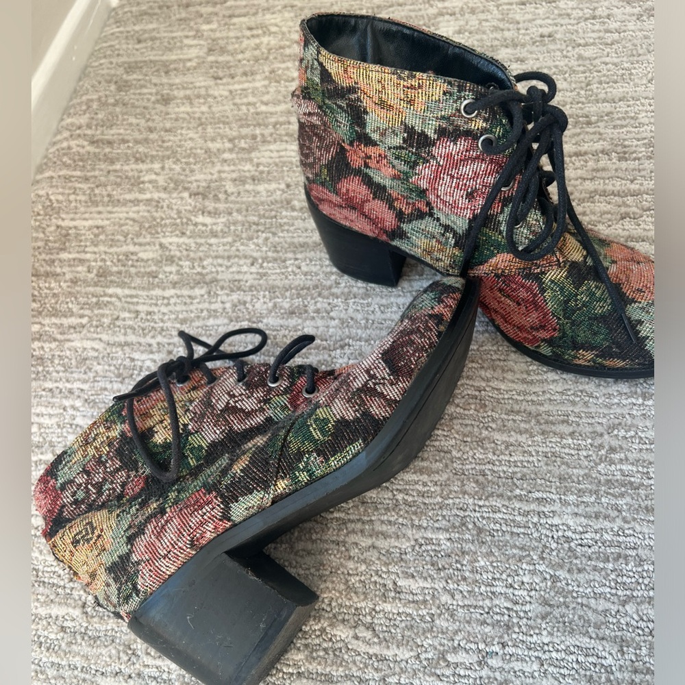 Diva floral booties, size 7